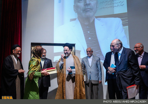 حواشی مراسم نکوداشت۸۰سالگی داوری اردکانی