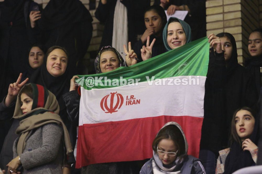 حضور بانوان در تالار بسکتبال آزادی برای حمایت از تیم‌ملی ایران/عکس