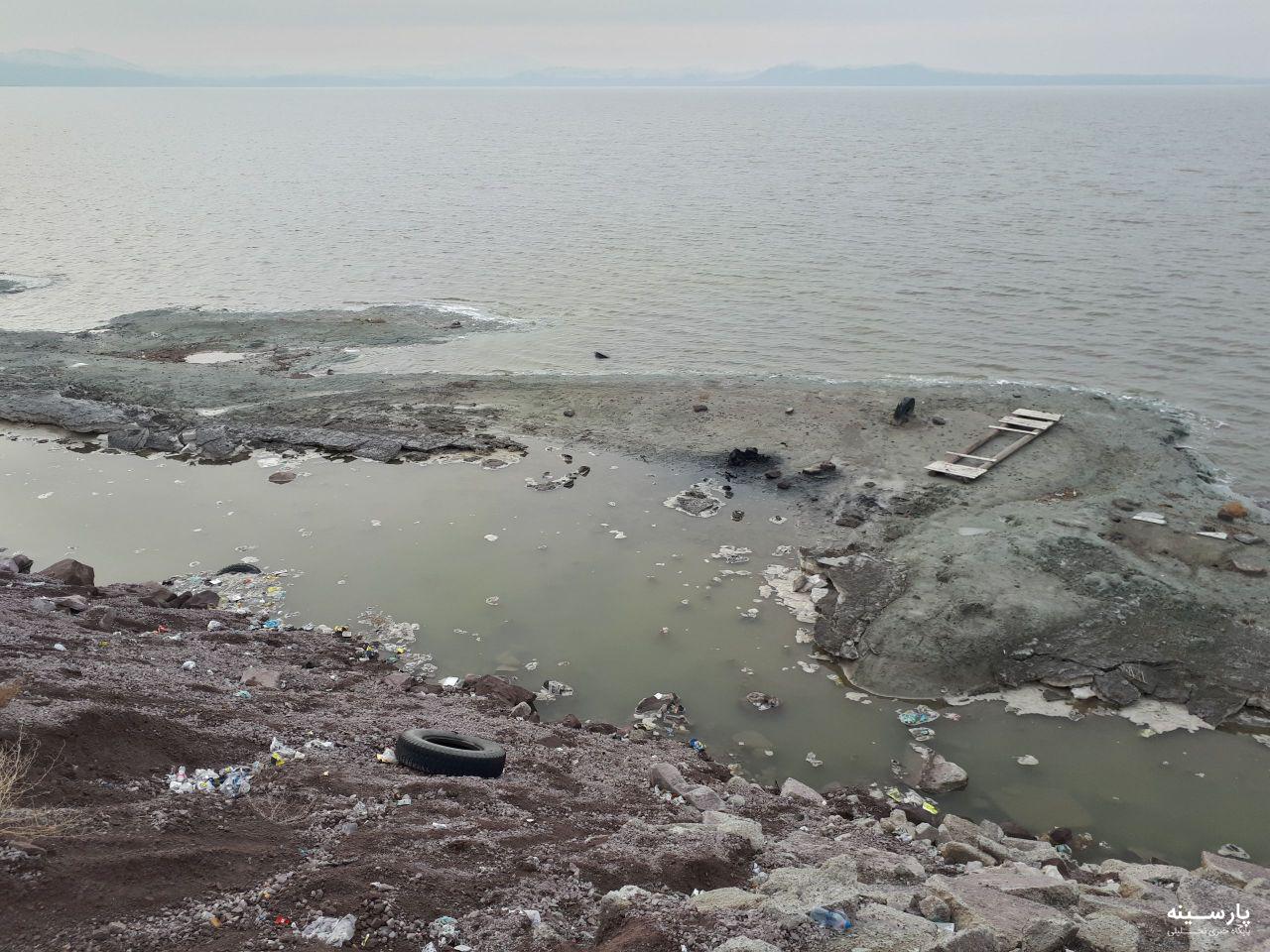 منظره ای تأسف بار در حاشیه پل دریاچه ارومیه
