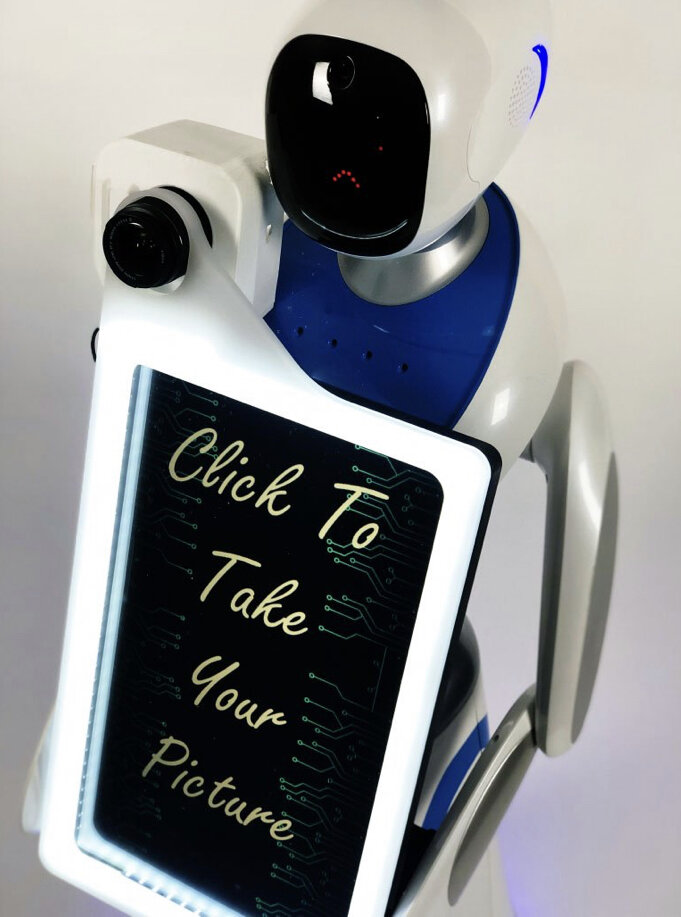 این ربات در مجالس عروسی عکاسی می‌کند!