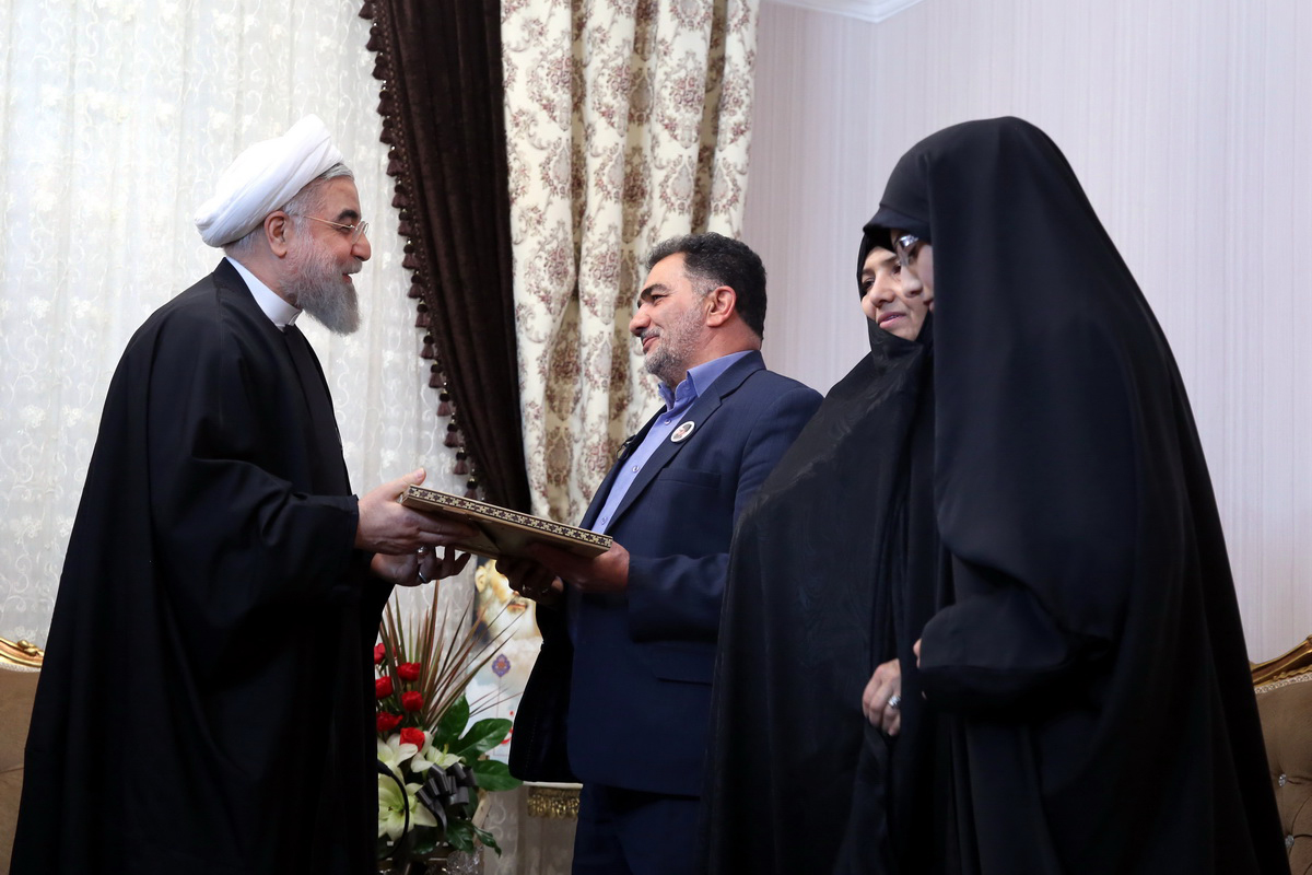 روحانی به دیدار خانواده شهید مدافع حرم رفت