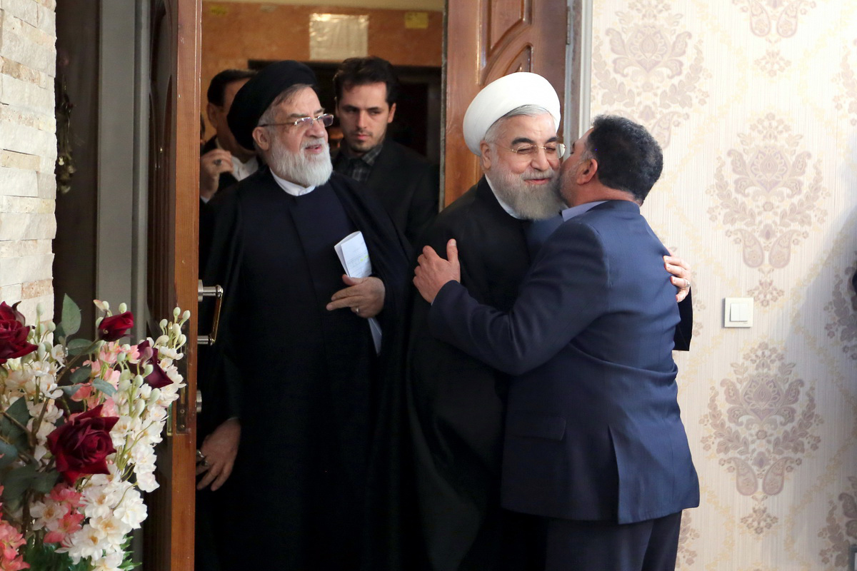 روحانی به دیدار خانواده شهید مدافع حرم رفت