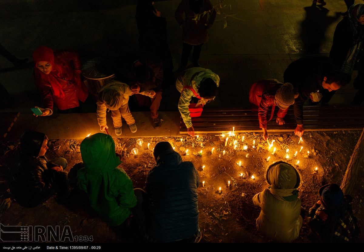 افروختن شمع در سوگ کشته شدگان سانحه ریلی+عکس