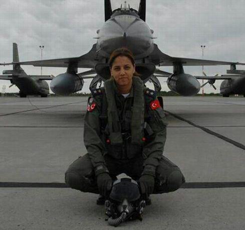 خلبان زن ترکیه‌ای که جنگنده‌اش سقوط کرد +عکس