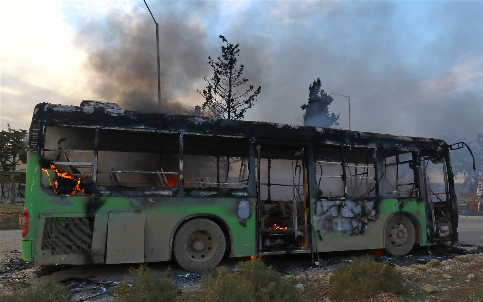 آتش زدن اتوبوسهای انتقال شیعیان توسط تروریستها+تصاویر