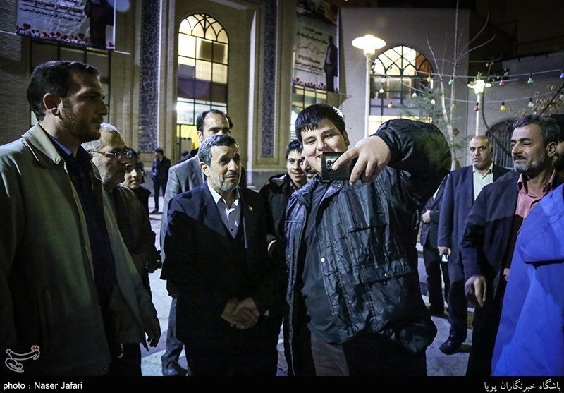 سلفی با احمدی‌نژاد در یک مراسم +عکس