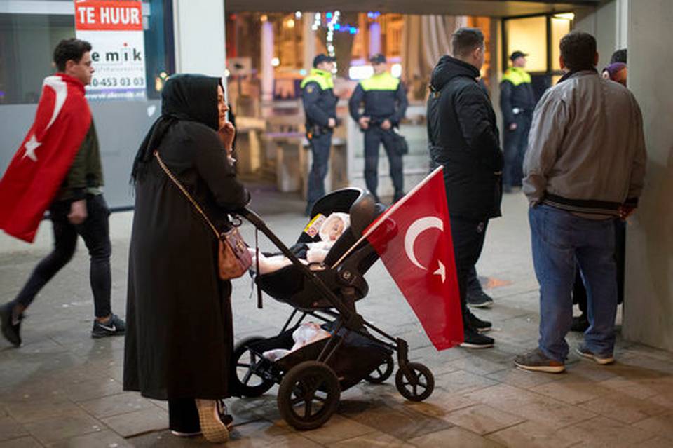 تظاهرات خشونت بار هواداران اردوغان در هلند
