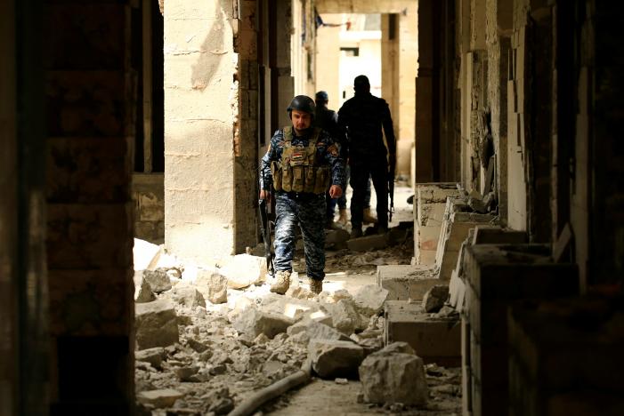  Federal police officers carry their weapons as they attempt to break into the Old City during a battle against Islamic State militants, in Mosul. REUTERS/Thaier Al-Sudani