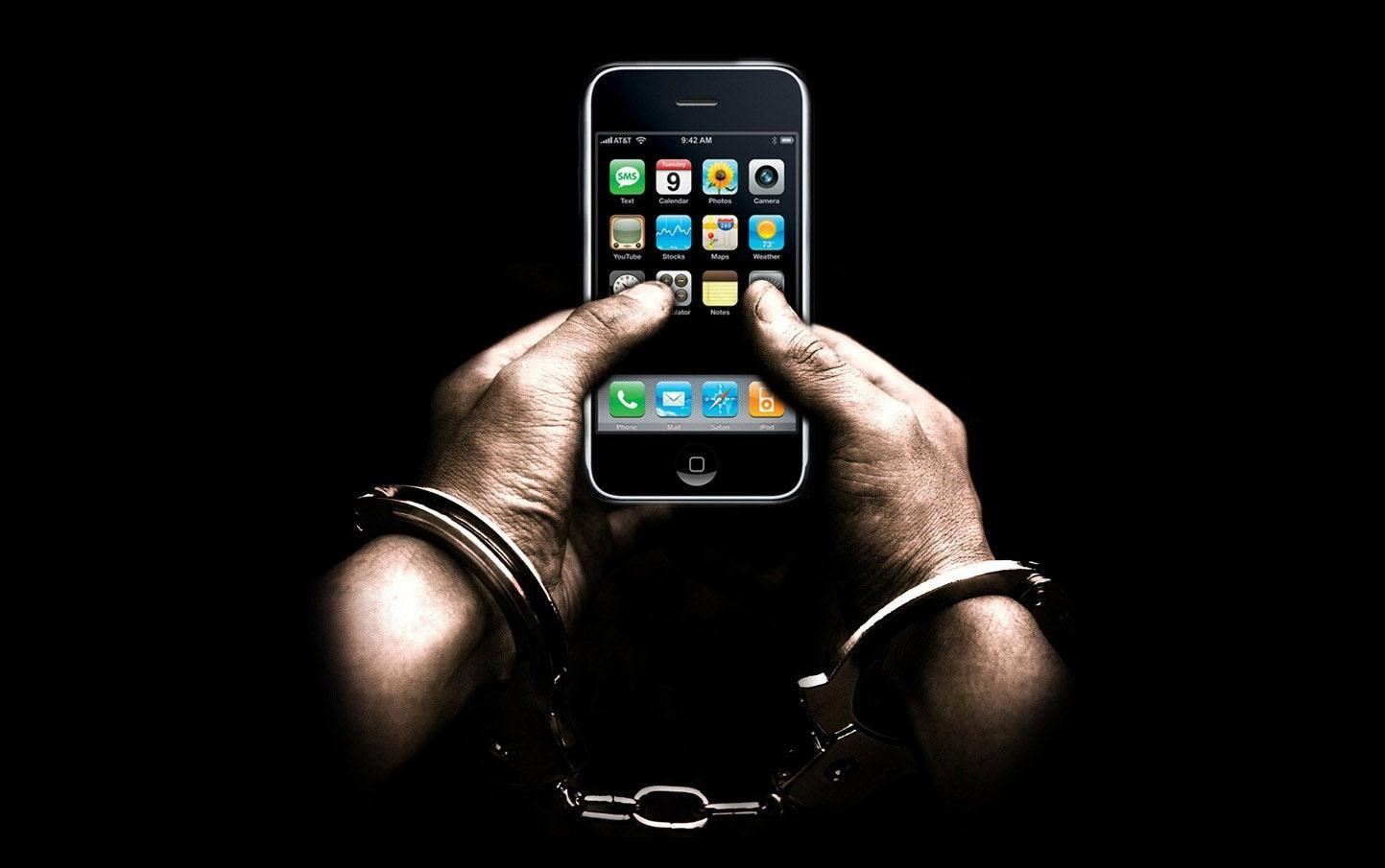 بازرسی محتویات موبایل مسافرانِ آمریکا توسط پلیس