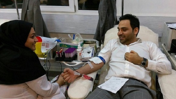 احسان علیخانی در حال اهدای خون +عکس