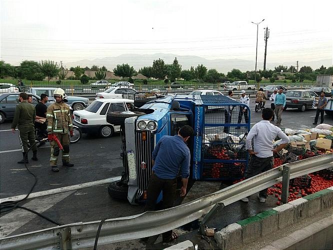 واژگونی وانتی میوه در یک اتوبان در تهران