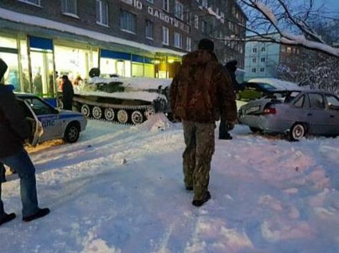 ورود مرد روس مست با تانک به مغازه برای دزدیدن شراب +عکس