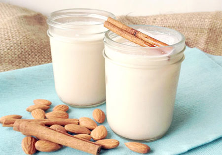 معجون شیر بادام و عسل برای تجربه ی خوابی راحت معجون شیر بادام و عسل برای تجربه ی خوابی راحت