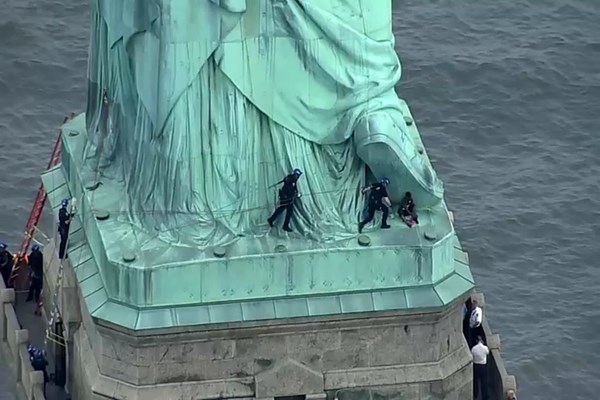بالارفتن از «مجسمه آزادی» در اعتراض به ترامپ+عکس