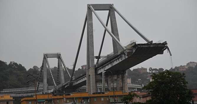 سقوط ۲۰ خودرو و مرگ ده‌ها نفر بر اثر ریزش یک پل در ایتالیا