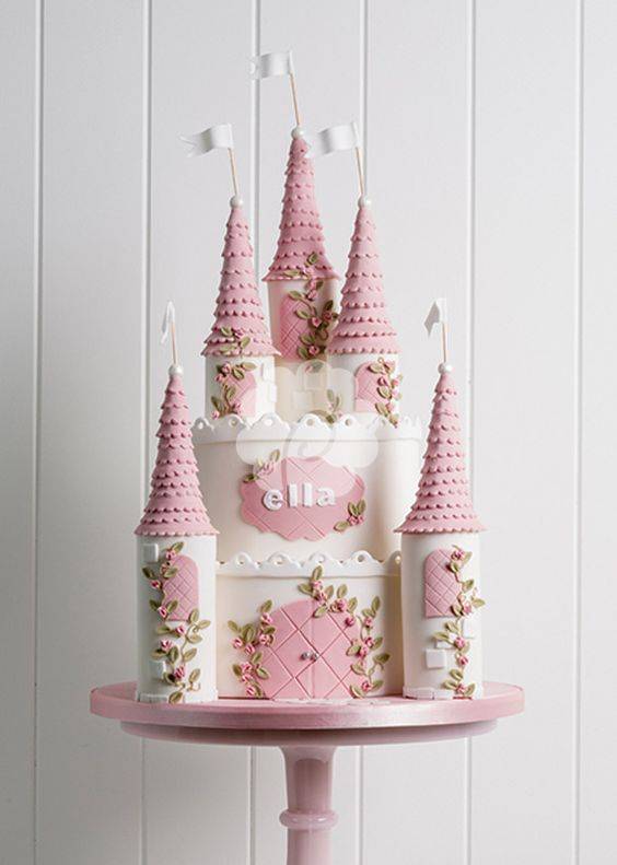 مدل کیک قلعه ای دخترانه برای تولد