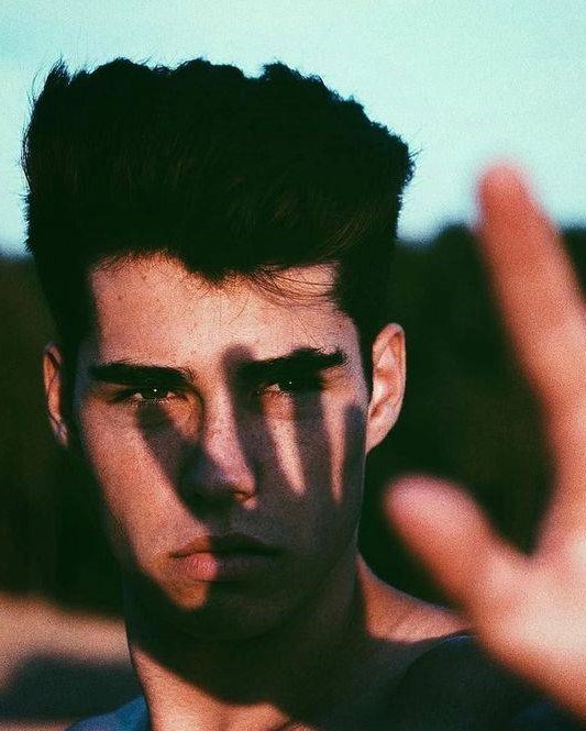 ژست های پسرانه اسپرت و خاص برای عکاسی ژست های پسرانه اسپرت و خاص برای عکاسی