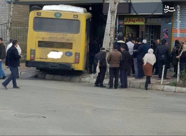 ورود اتوبوس به مغازه قنادی! +عکس