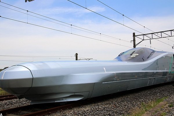 سریع‌ترین قطار جهان ۳۶۰ کیلومتر بر ساعت حرکت می‌کند+عکس