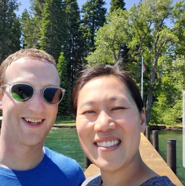 عکس خندان مدیرعامل فیس بوک با همسرش