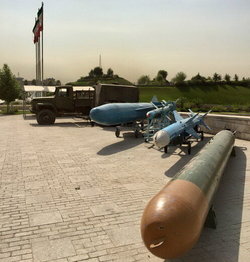 جنگنده‌های آمریکایی کنار تجهیزات جنگی داعش در تهران + عکس