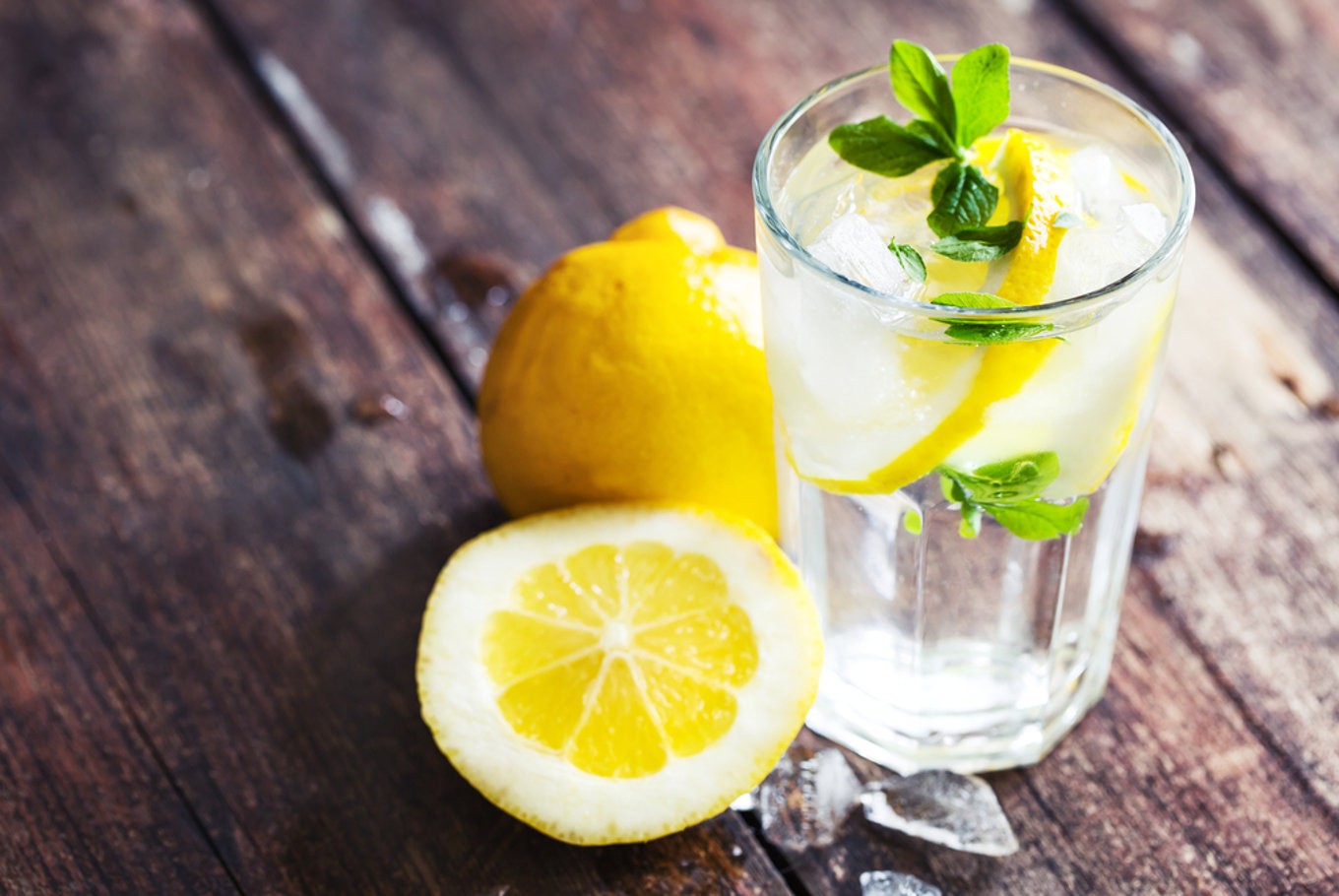 ۱۳ بیماری که با مصرف روزانه آب و لیمو درمان می‌شود