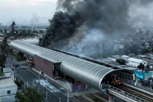 اعتراضات شیلی بر سر افزایش قیمت بلیت مترو