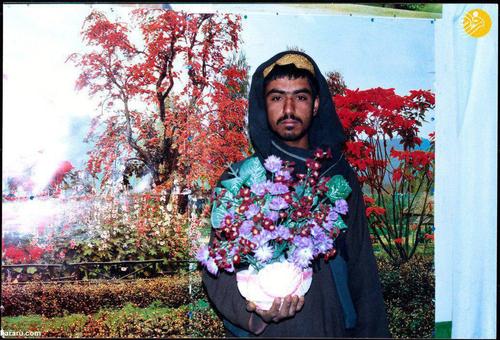 اعضا طالبان با آرایش چهره و گل در دست +تصاویر