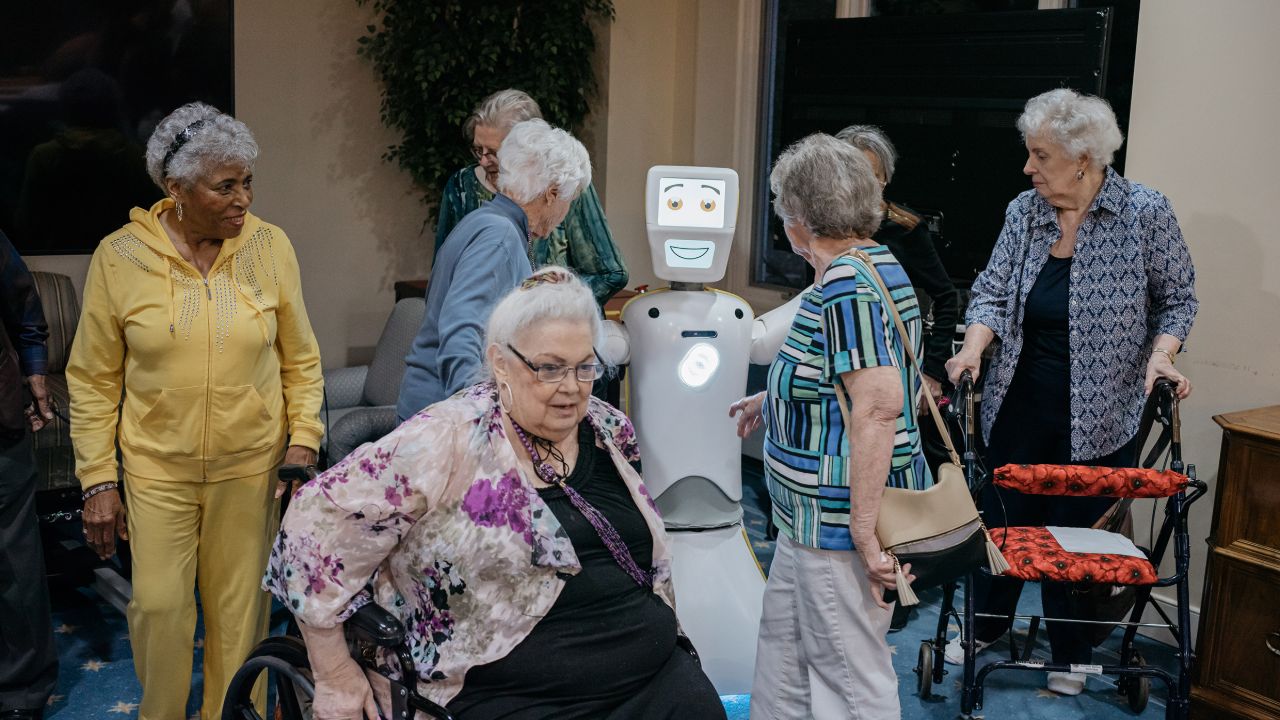 استیوی؛ رباتی همدم برای سالمندان تنها +عکس