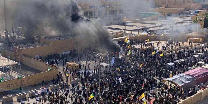 معترضان عراقی به سفارتخانه آمریکا یورش بردند/ دیوار سفارت به آتش کشیده شد +فیلم