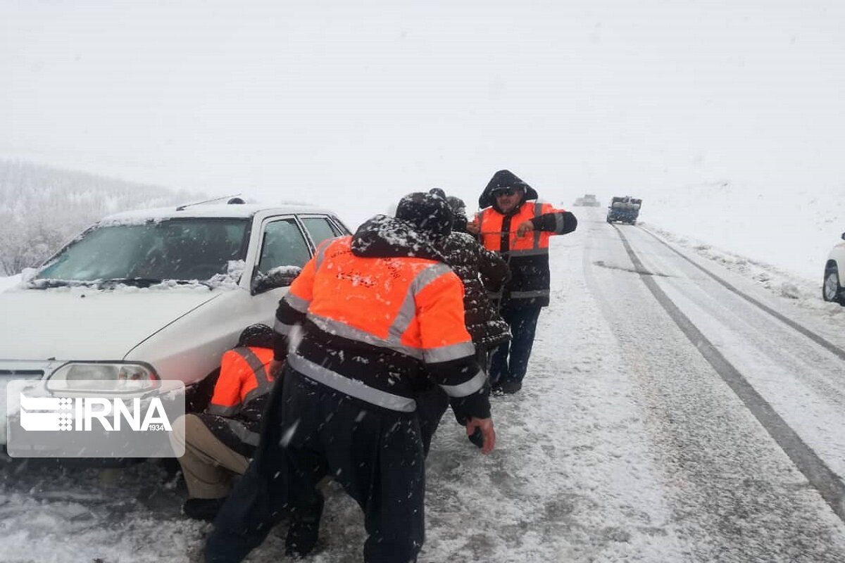 ۲۰۰ نفر از مسافران گرفتار برف در اردستانِ اصفهان اسکان یافتند