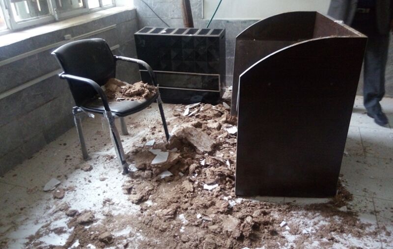 ریزش ناگهانی بخشی از سقف کلاس مدرسه‌ای در یزد+عکس