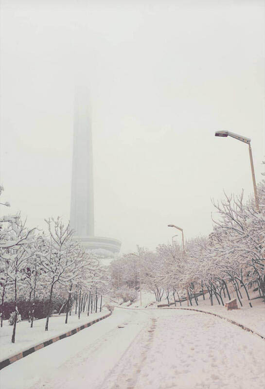 تصویری زیبا از برج میلاد در یک روز برفی