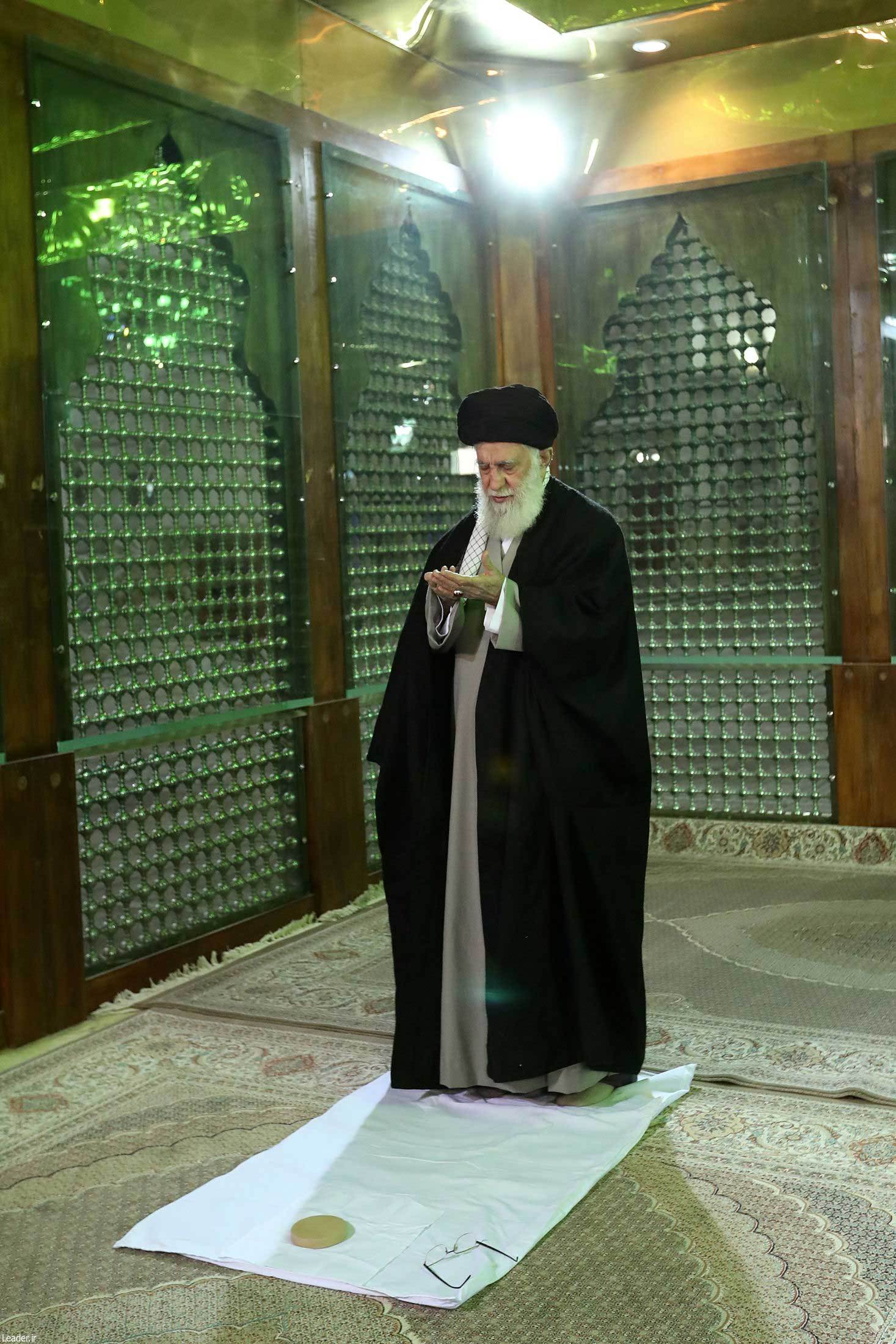 رهبر انقلاب اسلامی در مرقد امام خمینی(ره) وگلزار شهدا حضور یافتند +عکس