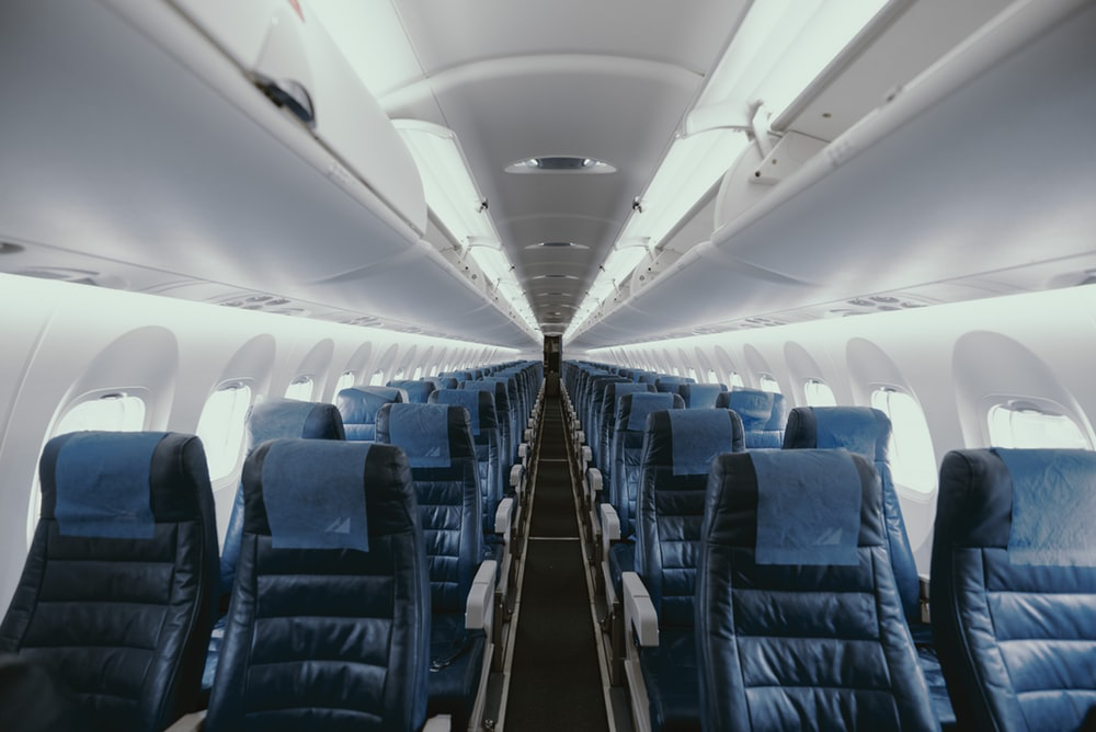 نحوه خواندن شماره صندلی هواپیما + راهنمای کامل