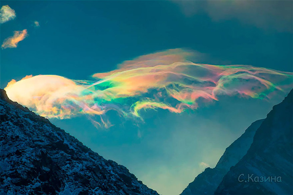 ابر‌های رنگین‌کمانی عجیب در سیبری +تصاویر