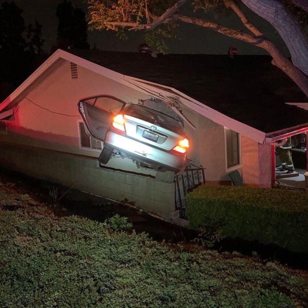 فرود خودرو سرقتی بر دیوار خانه‌ای در جنوب کالیفرنیا