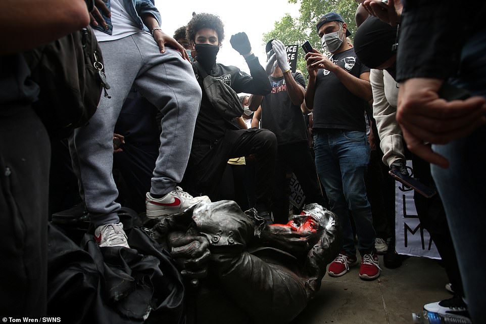 از ادامه اعتراضات گسترده در اروپا تا انحلال پلیس در مینیاپولیس