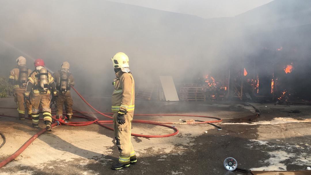 آتش سوزی گسترده در یک شهرک صنعتی در جاجرود + فیلم و عکس