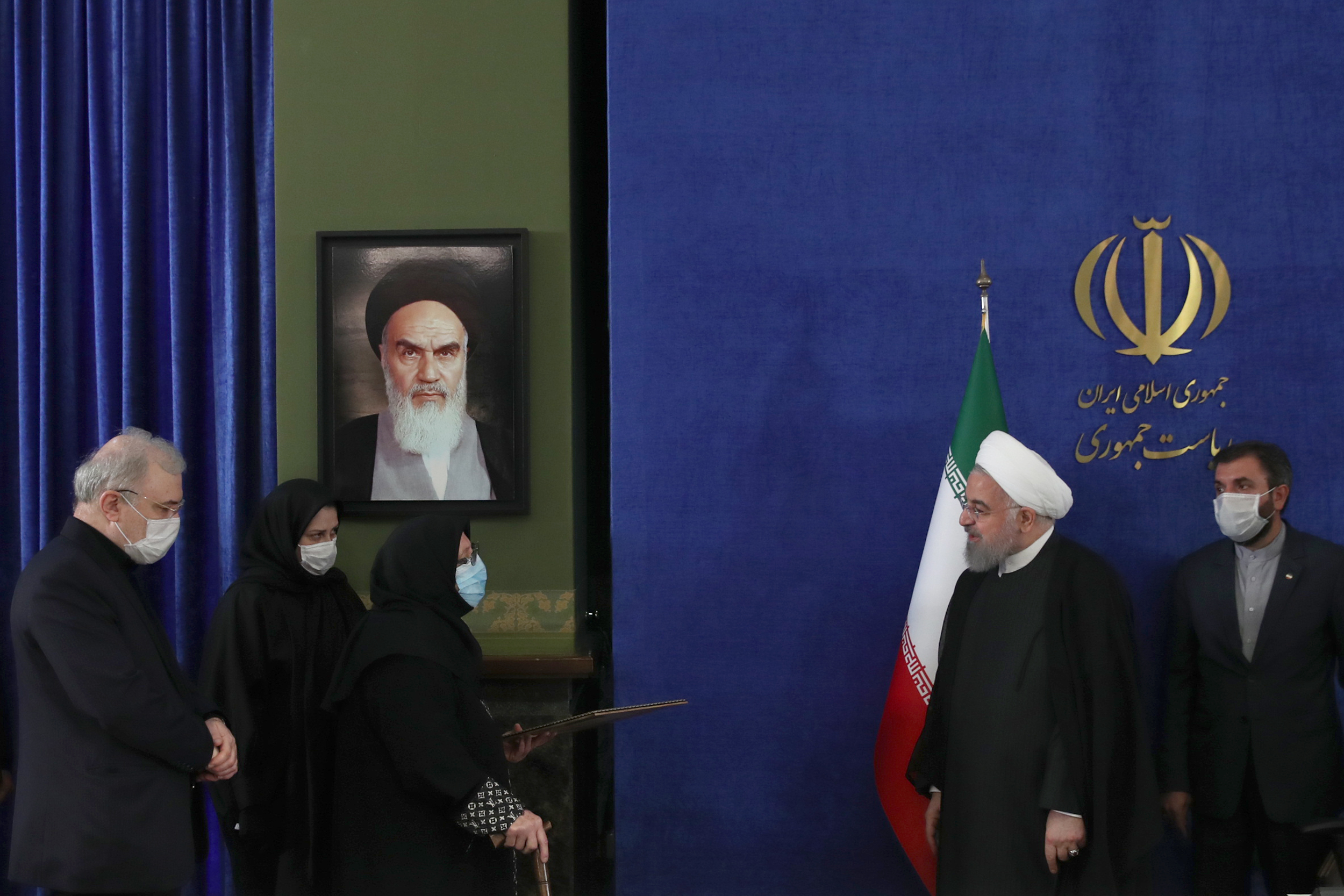 تقدیر روحانی از خانواده‌های سه شهید حوزه سلامت کشور + عکس