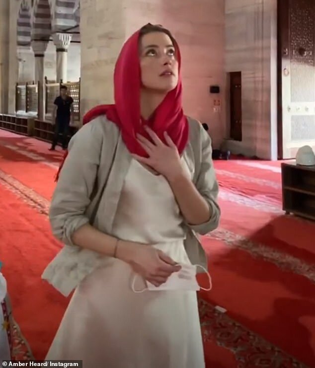 عکس‌ جنجالی امبر هرد با روسری در مسجدی تاریخی در ترکیه
