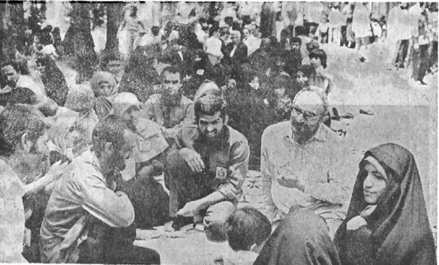 ناهار دسته جمعی زندانیان اوین با خانواده هایشان ناهار دسته جمعی زندانیان اوین با خانواده هایشان