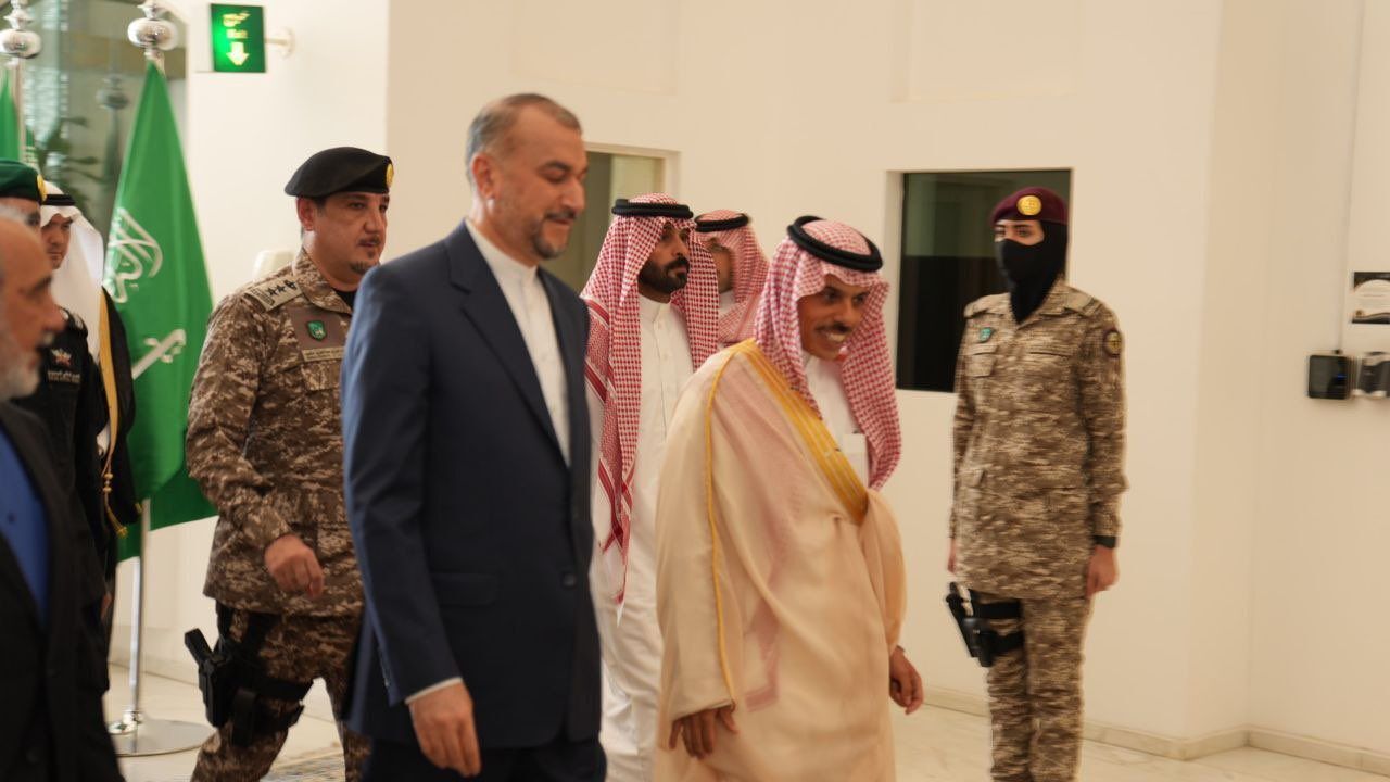 تیپ خاص یک نیروی امنیتی زن عربستانی در مقابل امیرعبداللهیان تیپ خاص یک نیروی امنیتی زن عربستانی در مقابل امیرعبداللهیان