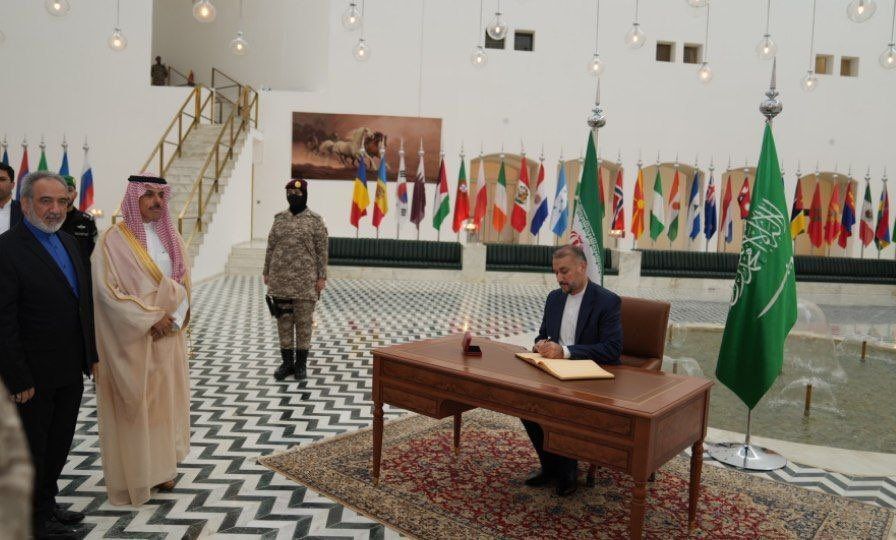 تیپ خاص یک نیروی امنیتی زن عربستانی در مقابل امیرعبداللهیان تیپ خاص یک نیروی امنیتی زن عربستانی در مقابل امیرعبداللهیان