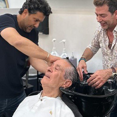 شستشوی سر بهروز وثوقی توسط حامد بهداد+ عکس