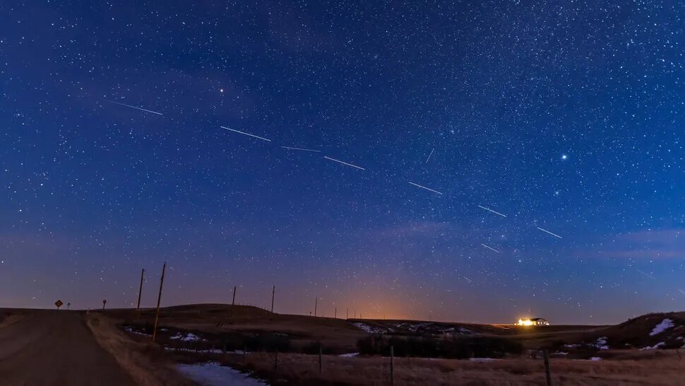 با کمی دقت در آسمان ماهواره های استارلینک را می بینید!+ عکس