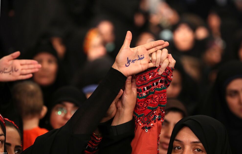 شعارهای جالب کف دستان زنان بلوچی در دیدار با رهبر انقلاب