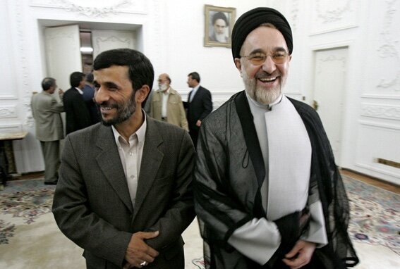 قدم زدن احمدی نژاد و خاتمی دست در دست هم+عکس