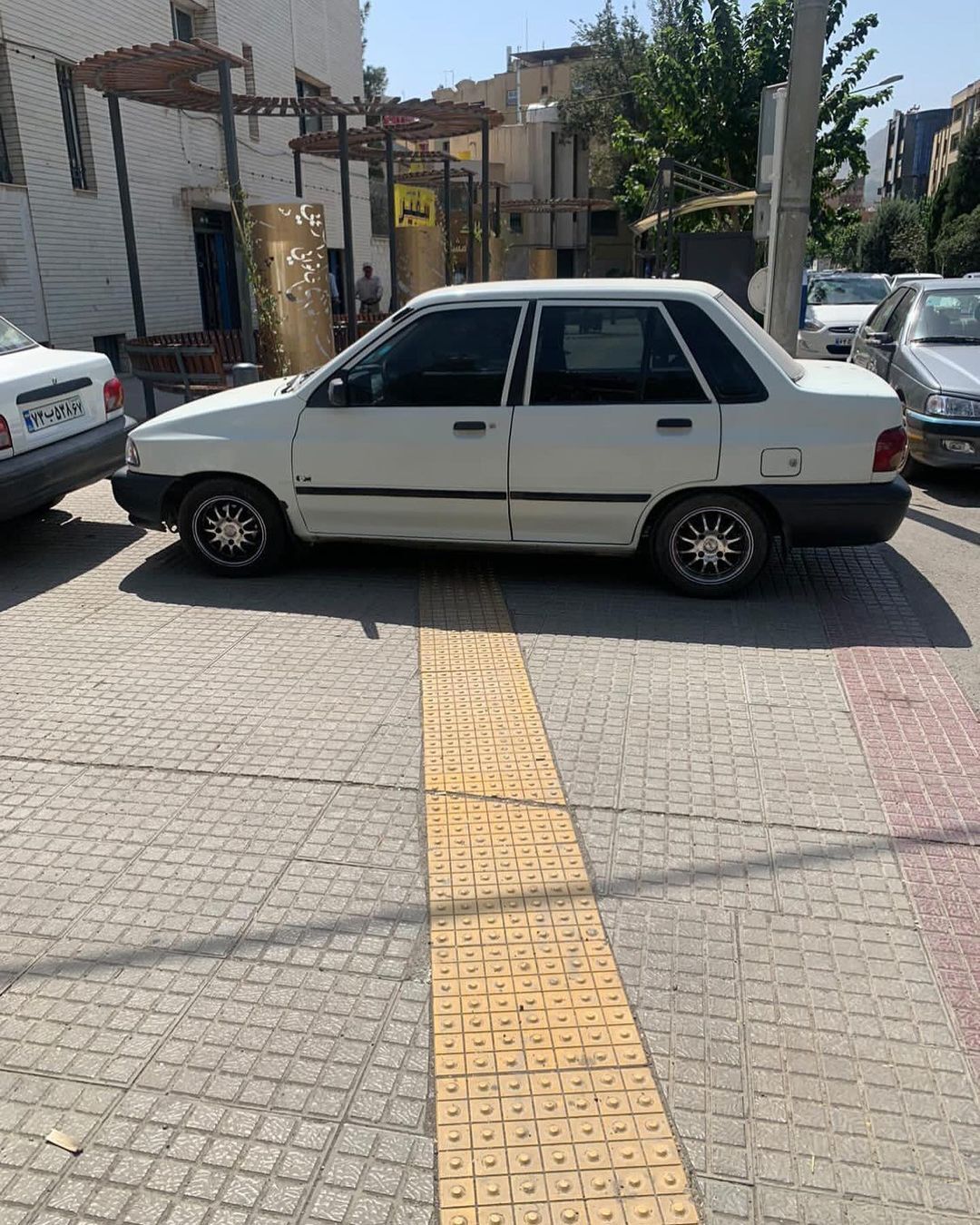 نوشته دیدنی زیرِ برف پاک‌کنِ پراید متخلف+تصاویر