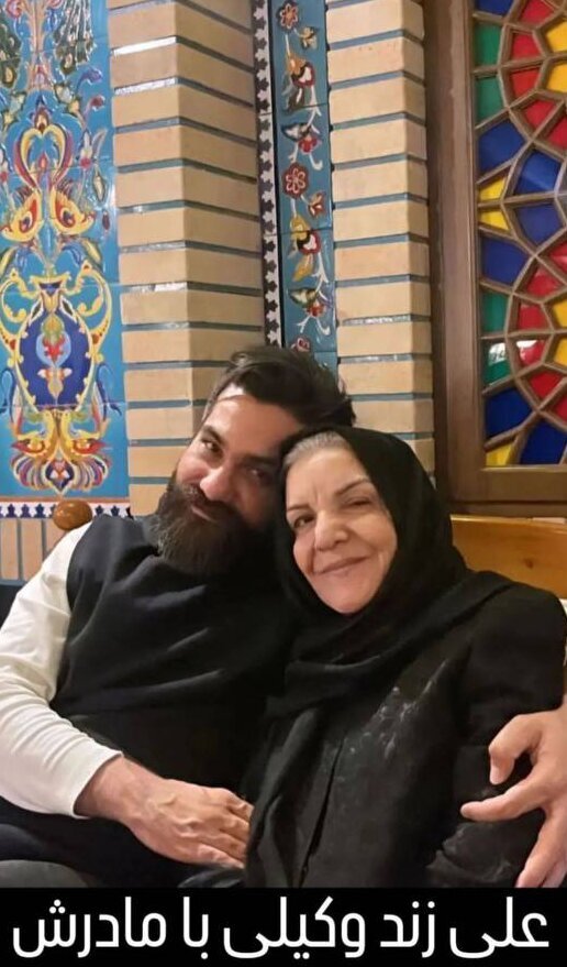 علی زندوکیلی در آغوش مادرش+ عکس